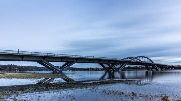 Waldschlösschenbrücke im Hochwasser